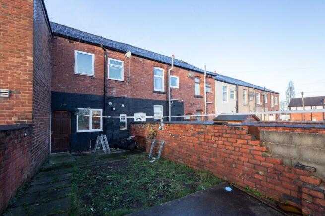 2 bed property, in Warrington Road, £120,000