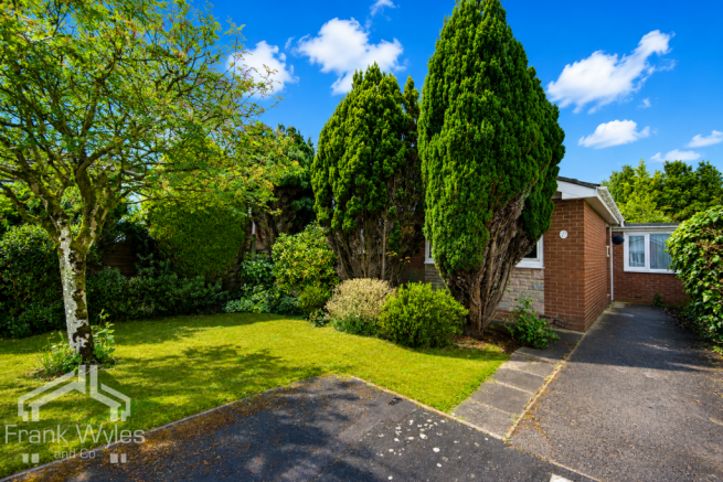 2 bed property, in Broadlands Place, £275,000