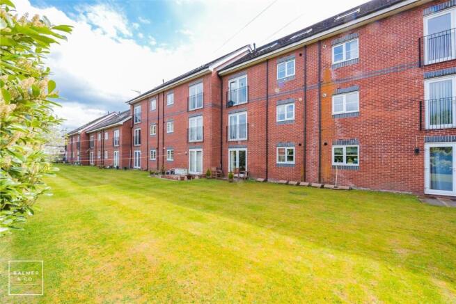2 bed property, in Phaeton Close, £110,000