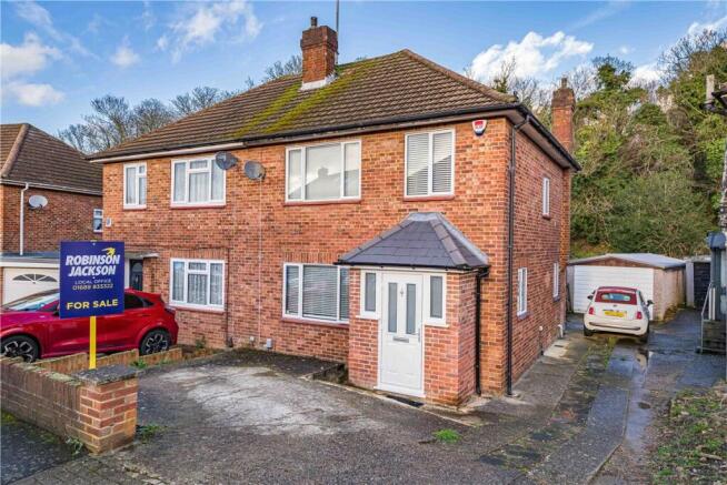 3 bed property, in Maxwell Gardens, £575,000