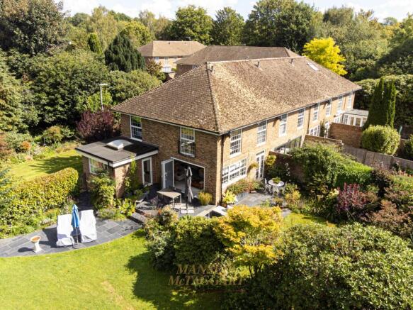 3 bed property, in Felbridge Court, £550,000