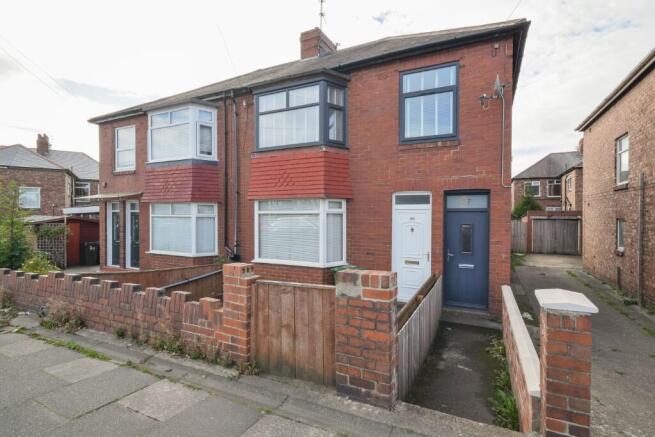 2 bed property, in Benfield Road, £101,000