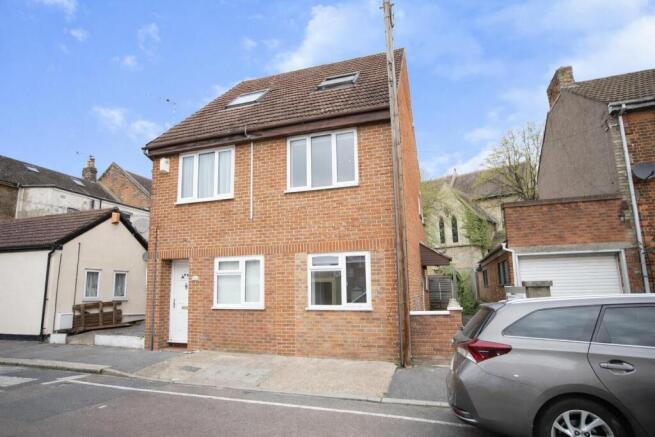 2 bed property, in Grange Road, £215,000