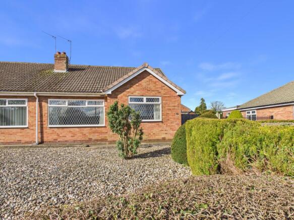 2 bed property, in The Parkway, £190,000