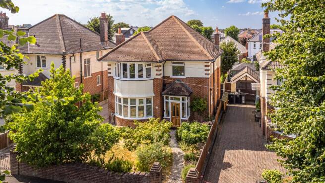 3 bed property, in Lombard Avenue, £700,000