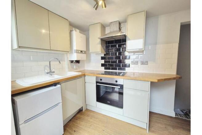 2 bed property, in Harbour Parade, £135,000