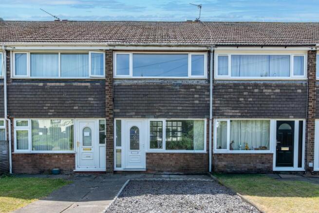 2 bed property, in High Street, £150,000