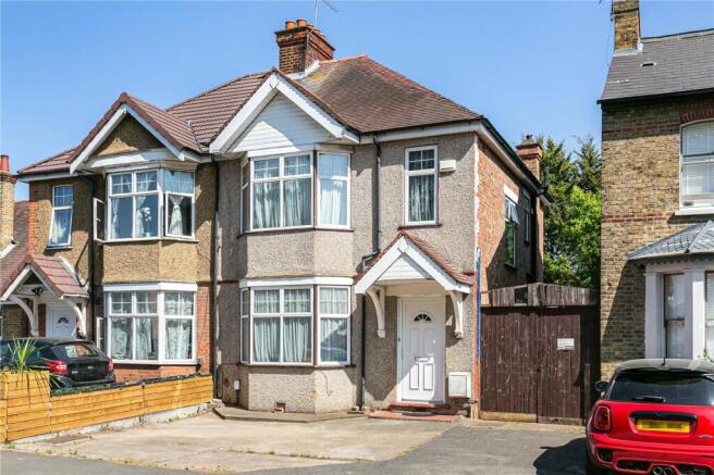 3 bed property, in Hanworth Road, £575,000