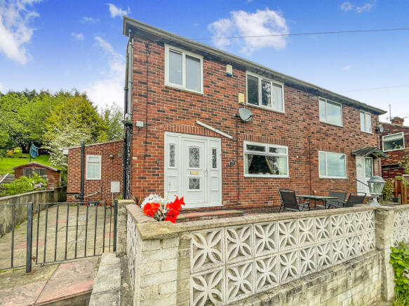 4 bed property, in Knaresborough Drive, £225,000