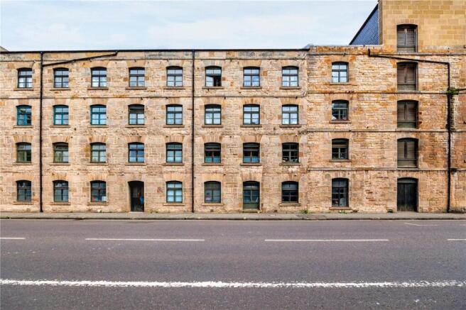 1 bed property, in Commercial Street, £205,000