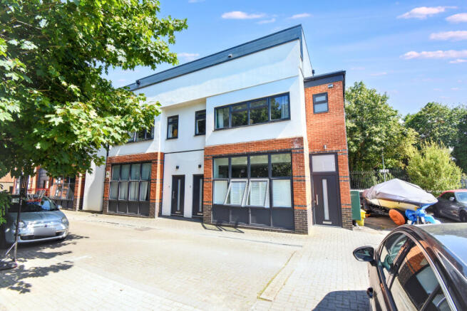 1 bed property, in Station Road, £190,000