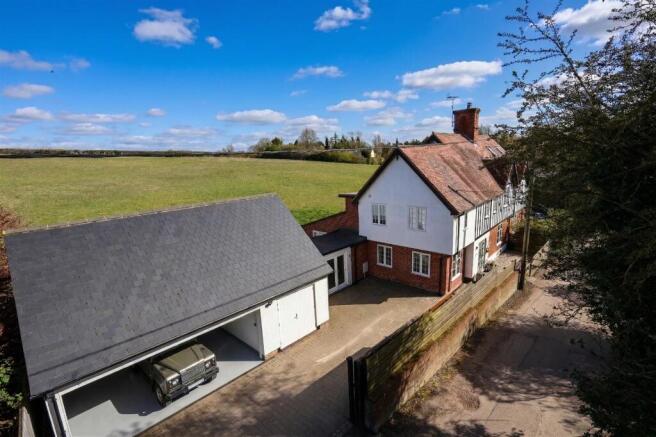 5 bed property, in Petts Lane, £895,000