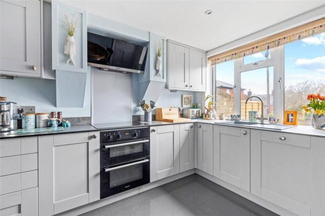 3 bed property, in Heathfield Gardens, £365,000