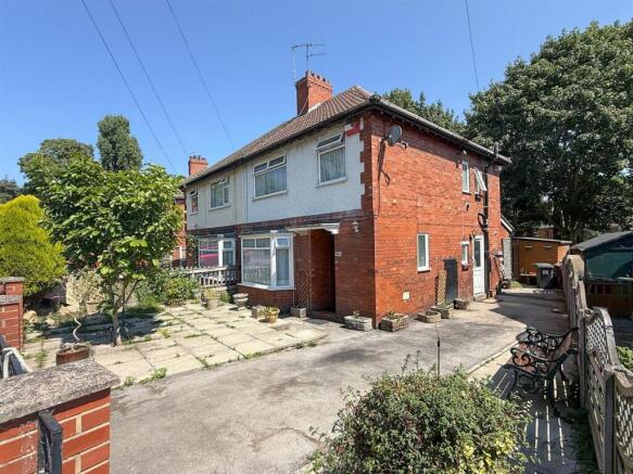 3 bed property, in Parkland Drive, £325,000