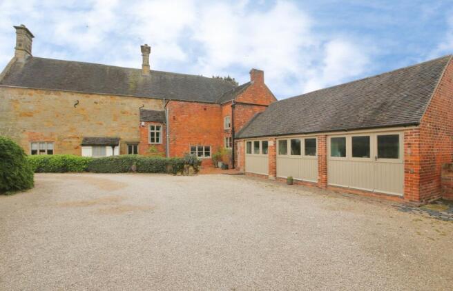 7 bed property, in Main Street, £1,500,000