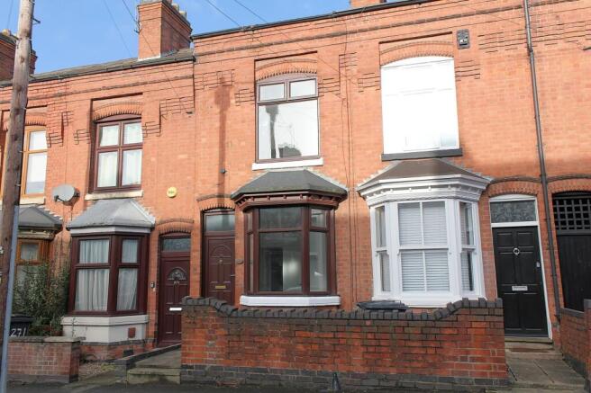 2 bed property, in Clarendon Park Road, £220,000