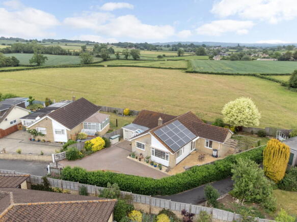 4 bed property, in Mead Park, £550,000