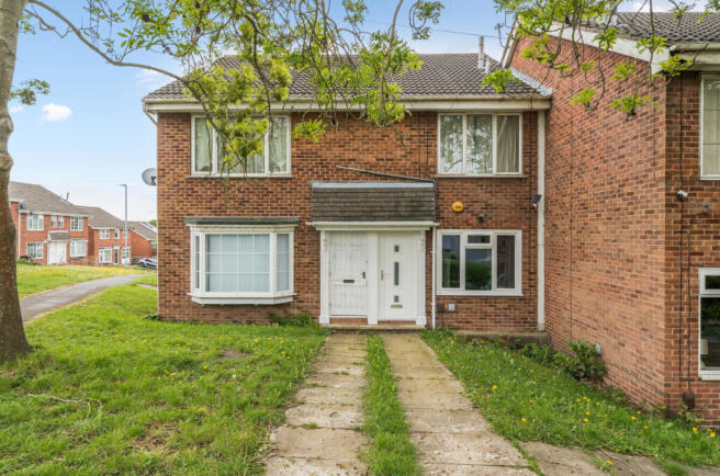 1 bed property, in Woodhall Drive, £110,000