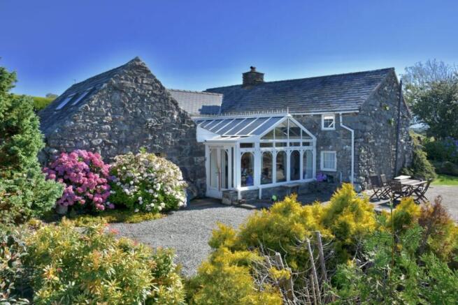 4 bed property, in Tyddyn Siocyn, £320,000