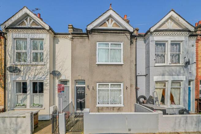 3 bed property, in Lydden Grove, £825,000
