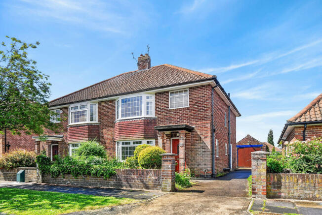 3 bed property, in Elmlands Grove, £425,000