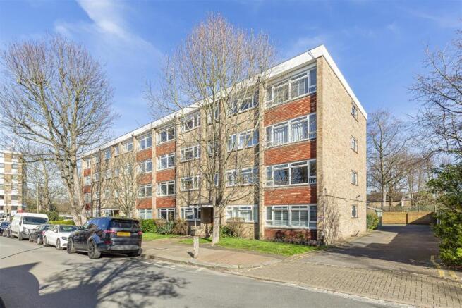 2 bed property, in Daylesford Avenue, £425,000
