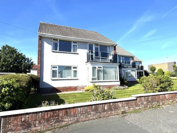 2 bed property, in Crosby Court Bouverie Close Barton on Sea New Milton, £224,500