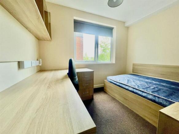 1 bed property, in Fylde Road, £5,000