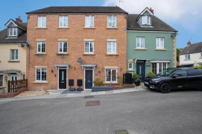 4 bed property, in Leyshon Way, £290,000