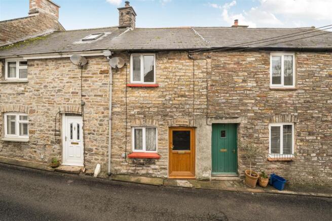 1 bed property, in High Street, £150,000