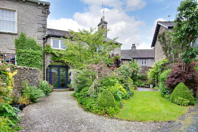 1 bed property, in Delph Cottage, £425,000