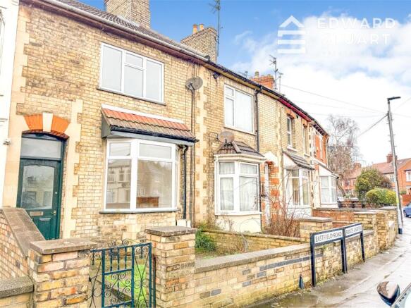 2 bed property, in Princes Gardens, £165,000