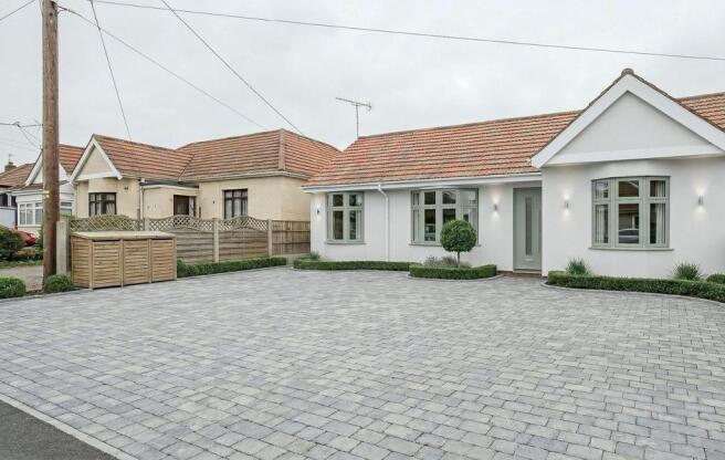4 bed property, in Carisbrooke Drive, £650,000