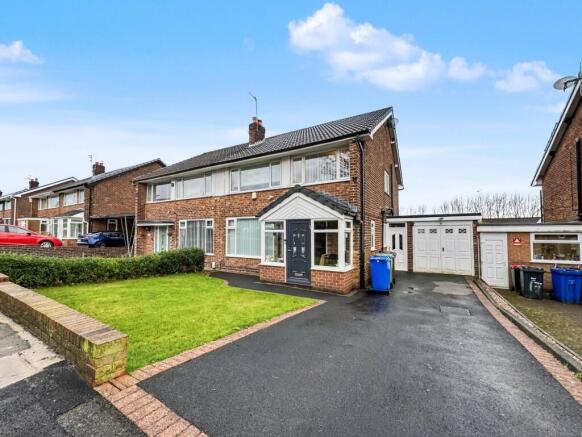 4 bed property, in Rochford Avenue, £490,000