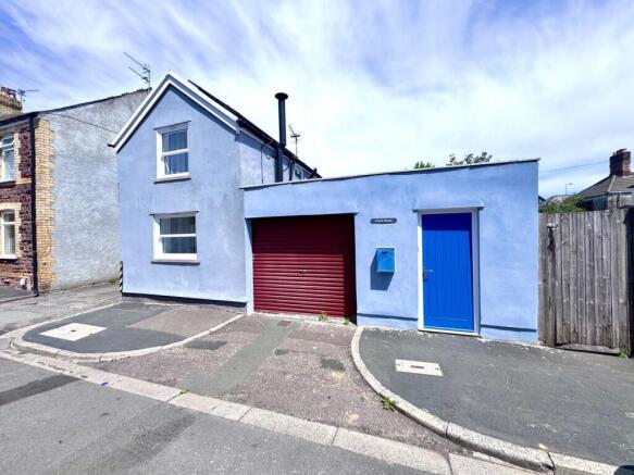 1 bed property, in Andrews Road, £210,000