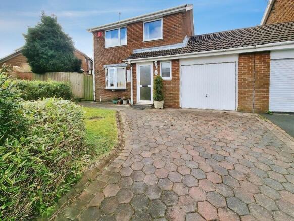 3 bed property, in Dereham Court, £190,000