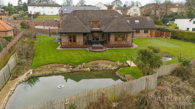 4 bed property, in Holly Farm Court, £600,000