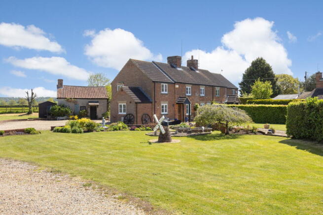 3 bed property, in The Green, £695,000