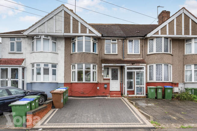 3 bed property, in Parkside Avenue, £400,000