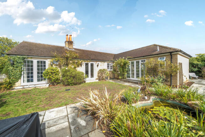3 bed property, in Bat & Ball Lane, £895,000