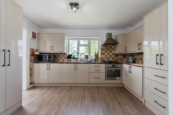 4 bed property, in Earlswood Common, £750,000