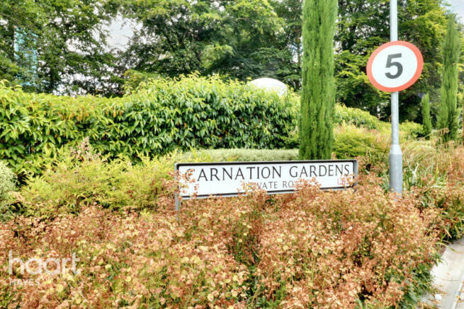 1 bed property, in Carnation Gardens, £325,000