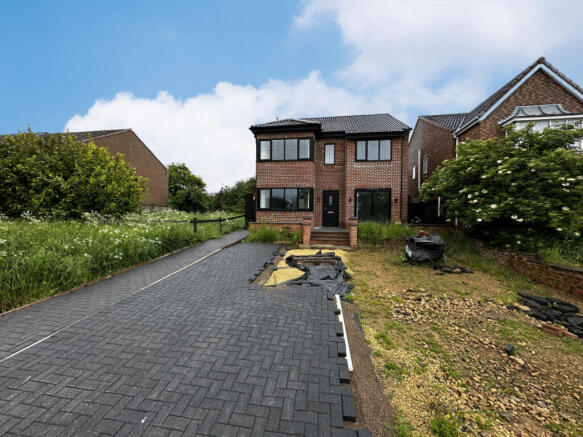 4 bed property, in 12A Meadowcroft, £180,000