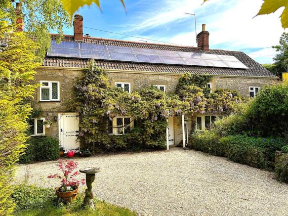 4 bed property, in Downside, £695,000