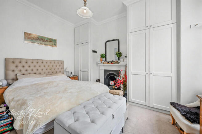 1 bed property, in Tremadoc Road, £375,000