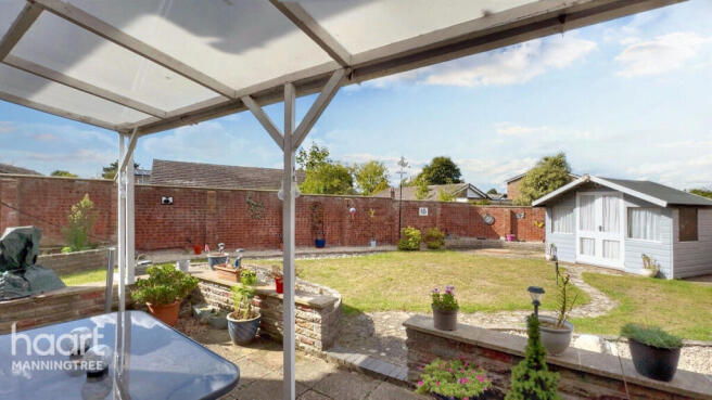 5 bed property, in Merriam Close, £450,000