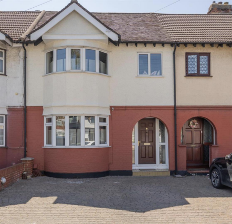 4 bed property, in New Road, £625,000