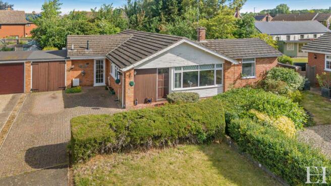 3 bed property, in Grinstead Gardens, £400,000