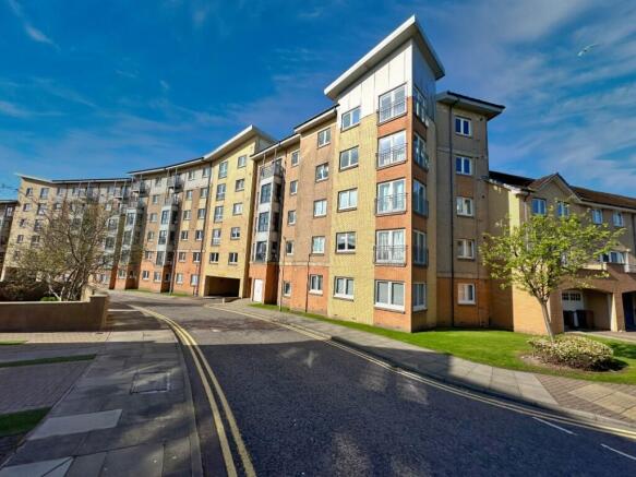 2 bed property, in Bothwell Road, £125,000