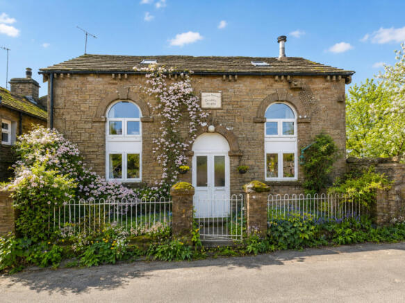 2 bed property, in Chapel House, £180,000